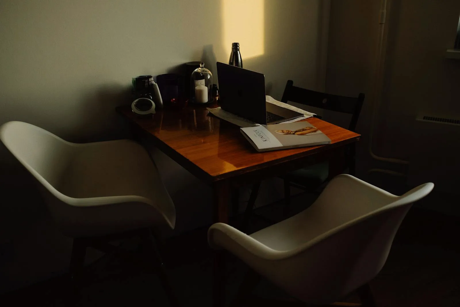 Table de travail, ambiance calme d'un échange de début de mission